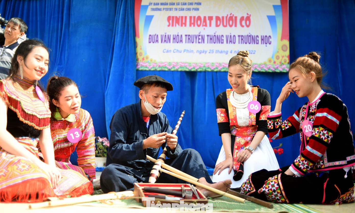 Theo Bà Nhung, thông qua lồng ghép, giảng dạy văn hoá truyền thống, giúp nhiều học sinh đã học và có thể trình diễn được nhiều điệu múa, hát dân gian, múa khèn Mông… Đặc biệt, giúp các con giữ gìn bản sắc văn hóa dân tộc mình, góp phần giảm tải, bài trừ hủ tục lạc hậu ở địa phương.