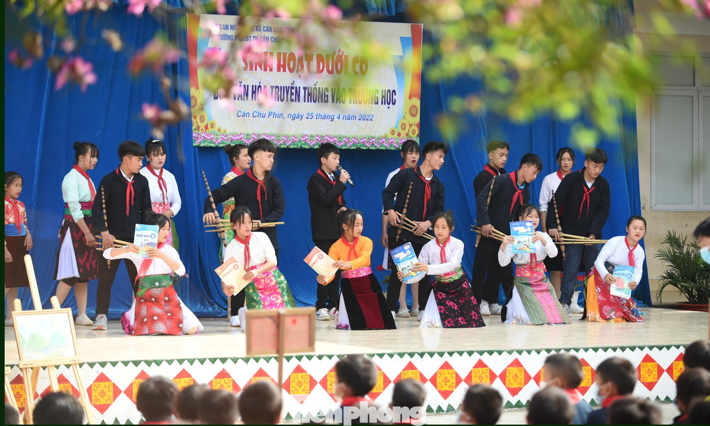 Ngày 25/4, tại Trường Tiểu học xã Cán Chu Phìn (huyện Mèo Vạc, Hà Giang) diễn ra hoạt động sinh hoạt dưới cờ với chủ đề "Đưa văn hóa truyền thống vào trường học". Đây là một trong những hoạt động trong khuôn khổ Tọa đàm “Bảo tồn và phát huy giá trị văn hóa vùng biên” do T.Ư Đoàn, T.Ư Hội LHTN Việt Nam phối hợp với Tỉnh ủy, UBND tỉnh Hà Giang tổ chức.