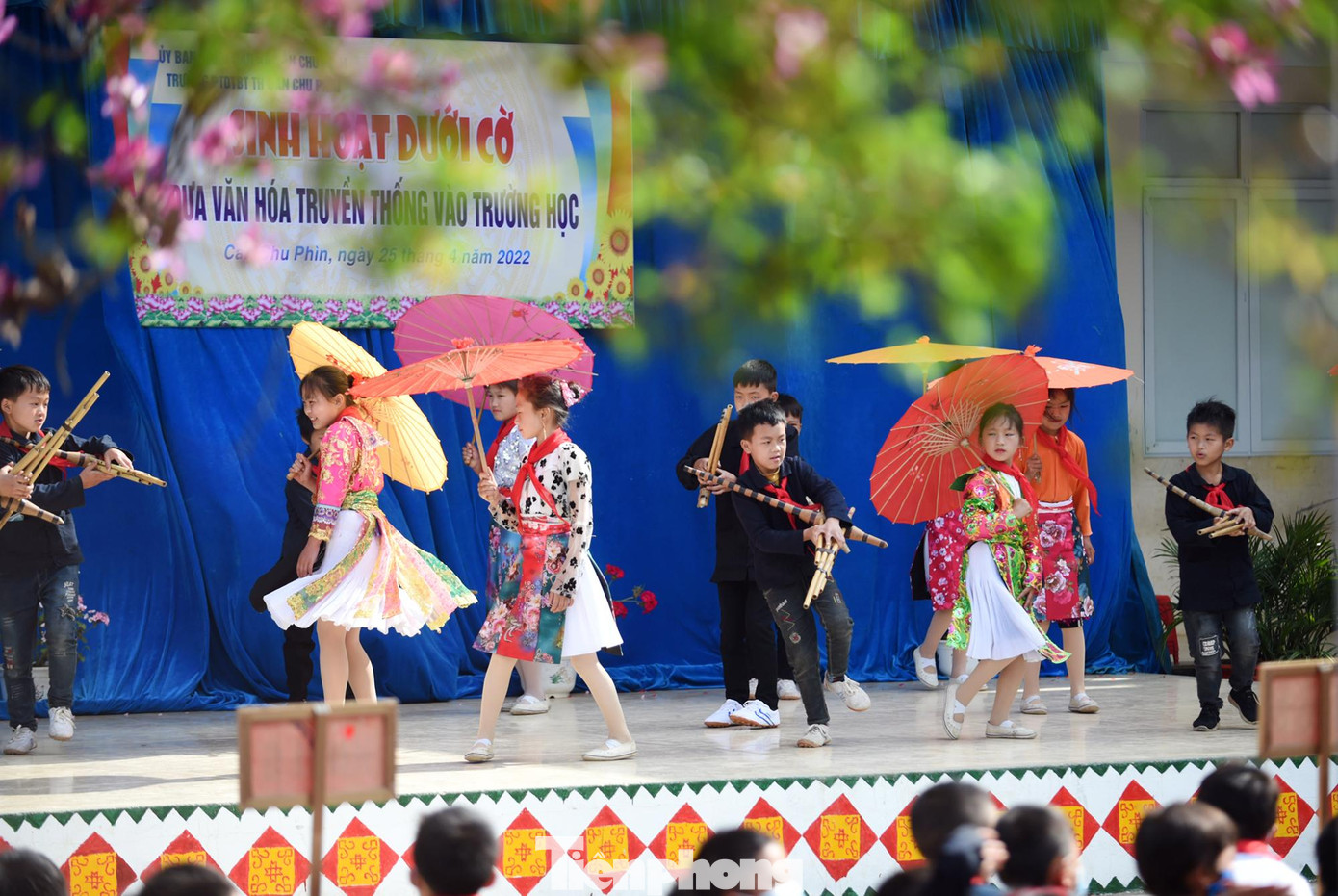 Trong khuôn viên trường Tiểu học xã Cán Chu Phìn, đoàn công tác đã giao lưu văn hóa truyền thống với giáo viên, câu lạc bộ Khèn của trường và học sinh của trường tiểu học xã Cán Chu Phìn.