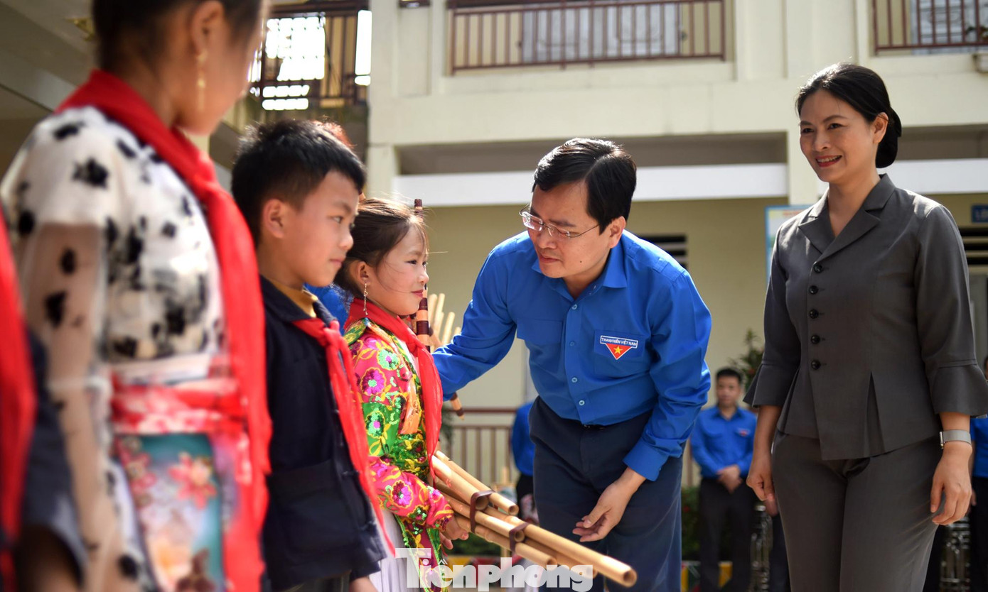 Dịp này, đoàn tặng 10 bộ nhạc cụ khèn Mông, 1 bộ trống Đội, 100 lá cờ Tổ quốc và 500 khăn quàng đỏ; khởi công xây dựng "Nhà vệ sinh trường học". (Trong ảnh, Bí thư thứ nhất T.Ư Đoàn Nguyễn Anh Tuấn và Bí thư Huyện ủy, Chủ tịch HĐND huyện Mèo Vạc Vương Ngọc Hà tặng quà cho câu lạc bộ Khèn). Anh Nguyễn Anh Tuấn - Bí thư thứ nhất T.Ư Đoàn cũng đã ủng hộ trực tiếp 20 triệu đồng vào quỹ hoạt động "Đưa văn hóa truyền thống vào trường học" tại Trường Tiểu học xã Cán Chu Phìn.