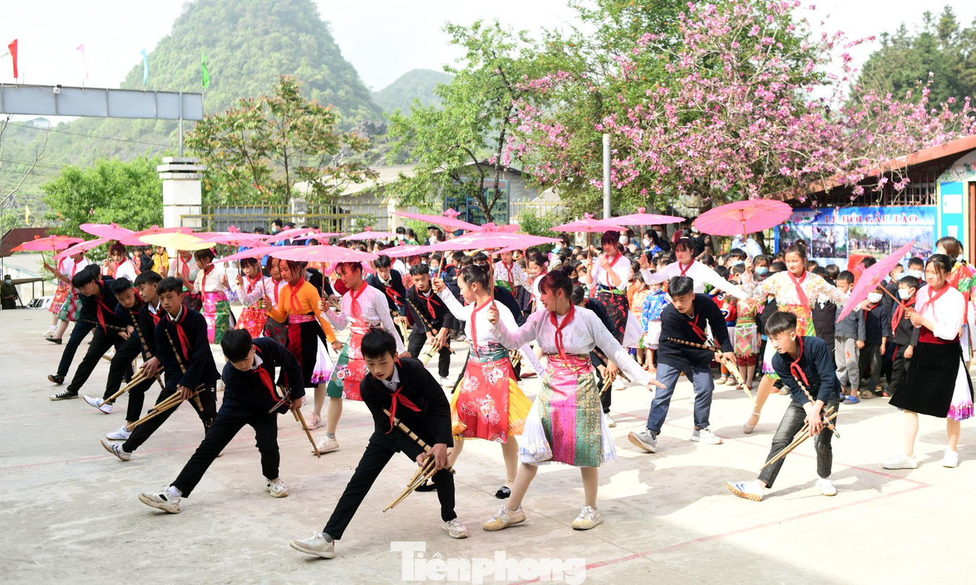 Các đại biểu, học sinh đã cùng tham gia các trò chơi, môn thể thao dân tộc truyền thống như: múa khèn, đẩy gậy, đánh yến, tung còn, đi cà kheo...