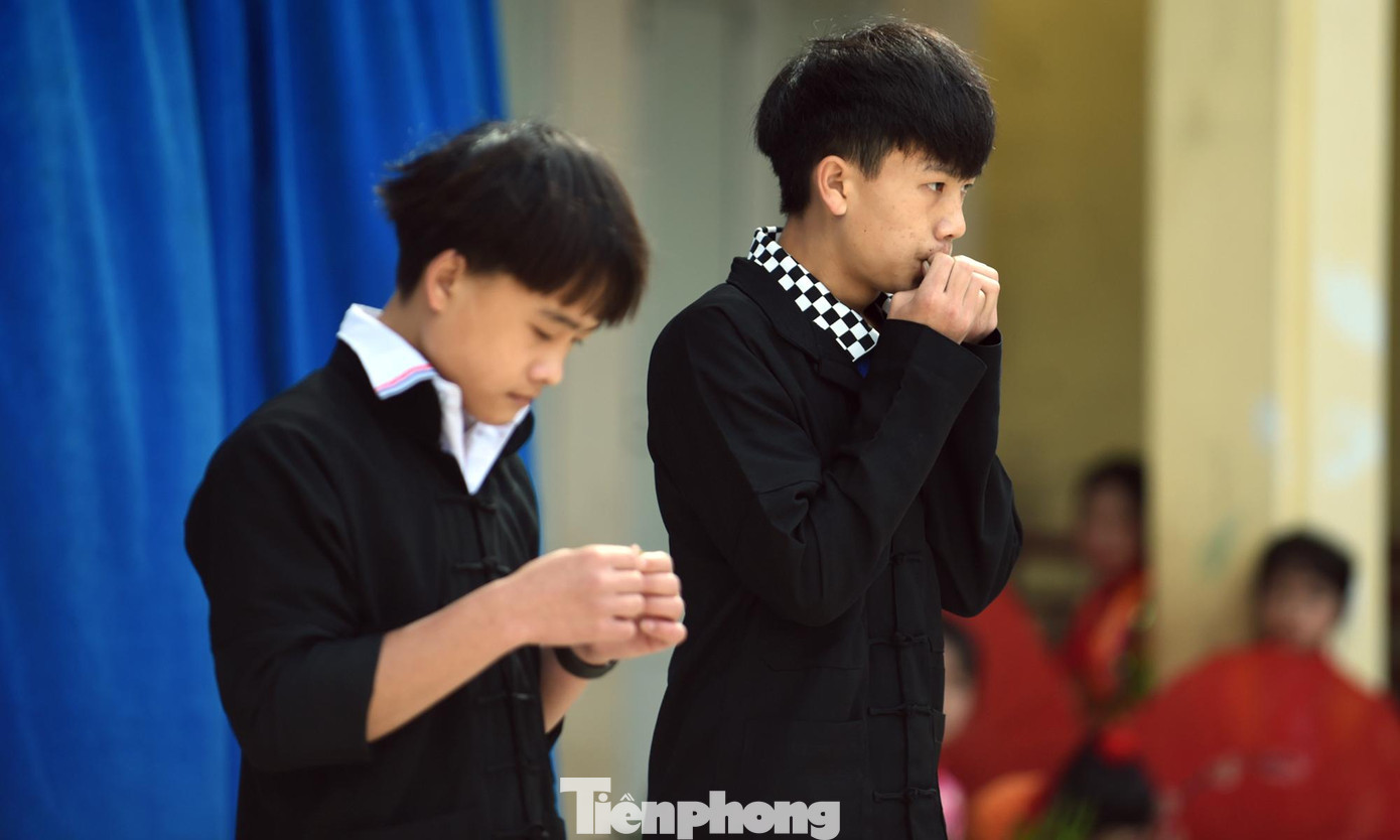 Các học sinh đã tự tin trình bày nhiều tiết mục văn nghệ múa hát Mái trường vùng cao, độc tấu khèn lá "Người Mèo ơn Đảng", múa khèn "Vui hội vùng cao".