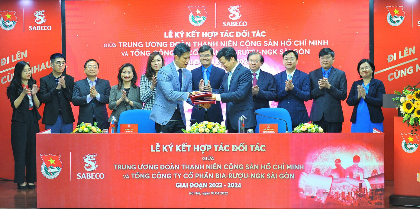 Anh Ngô Văn Cương và ông Bennett Neo ký chương trình hợp tác hai bên.