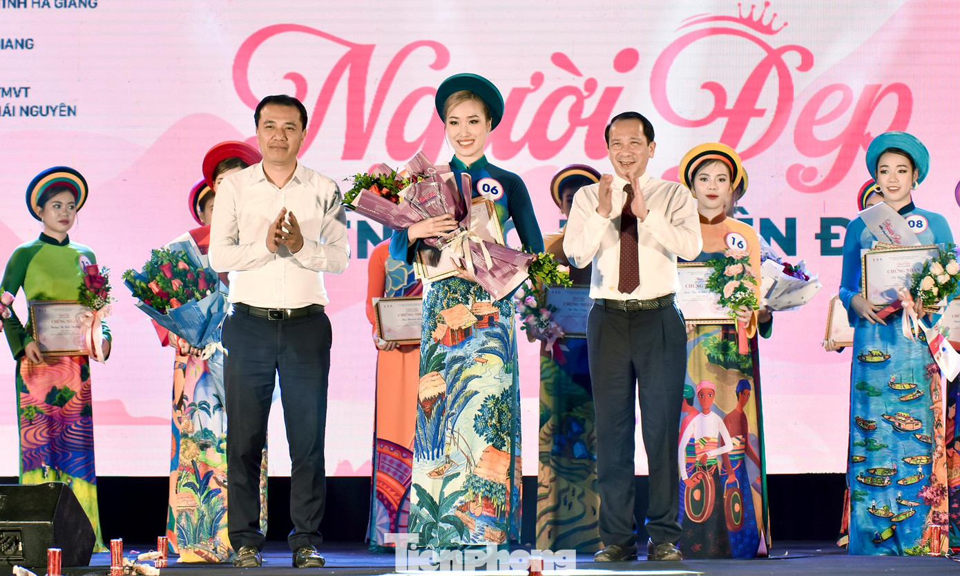 Ban Tổ chức trao giải Nhì hội thi cho thí sinh Vũ Hiền Phương