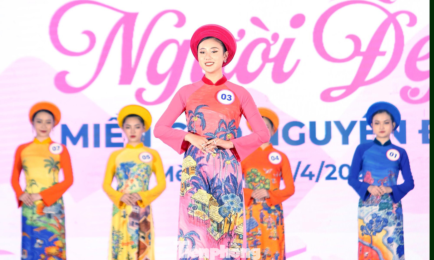 Các thí sinh trong phần thi trình diễn trang phục áo dài