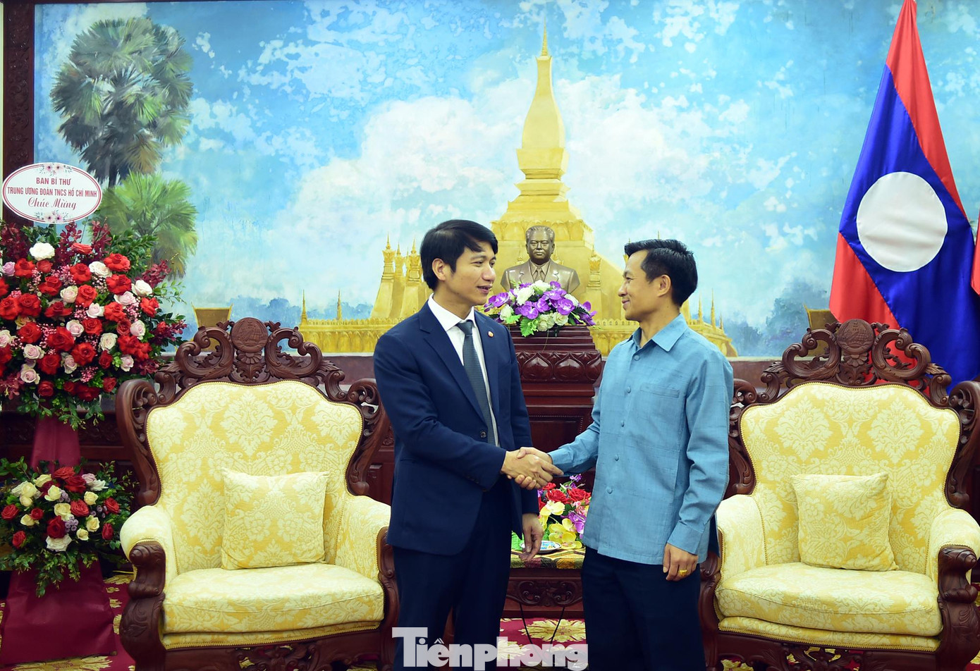 Anh Nguyễn Ngọc Lương và Ông Chanthaphone Khammanichanh tại buổi chúc Tết.