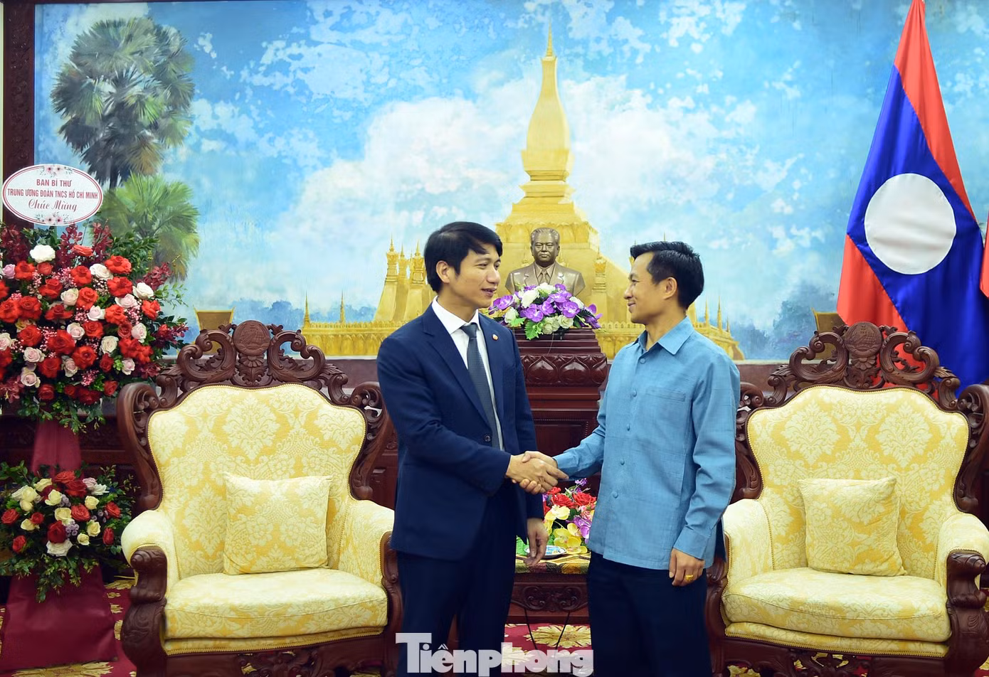 Anh Nguyễn Ngọc Lương và Ông Chanthaphone Khammanichanh tại buổi chúc Tết.