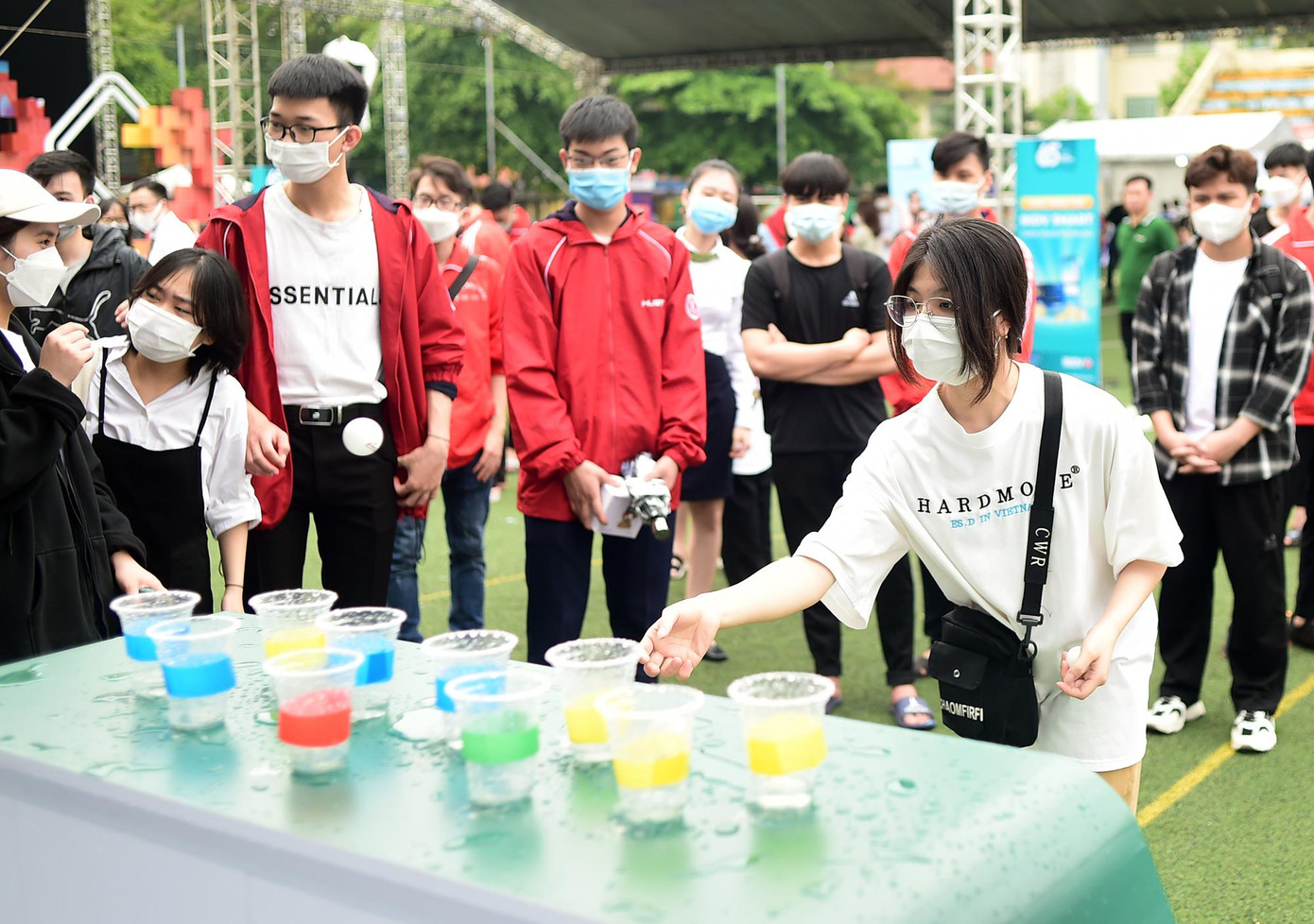 Ngoài ra, trong chương trình, các bạn trẻ còn được thử sức với nhiều trò chơi tại các gian hàng và nhận được những phần quà thú vị.