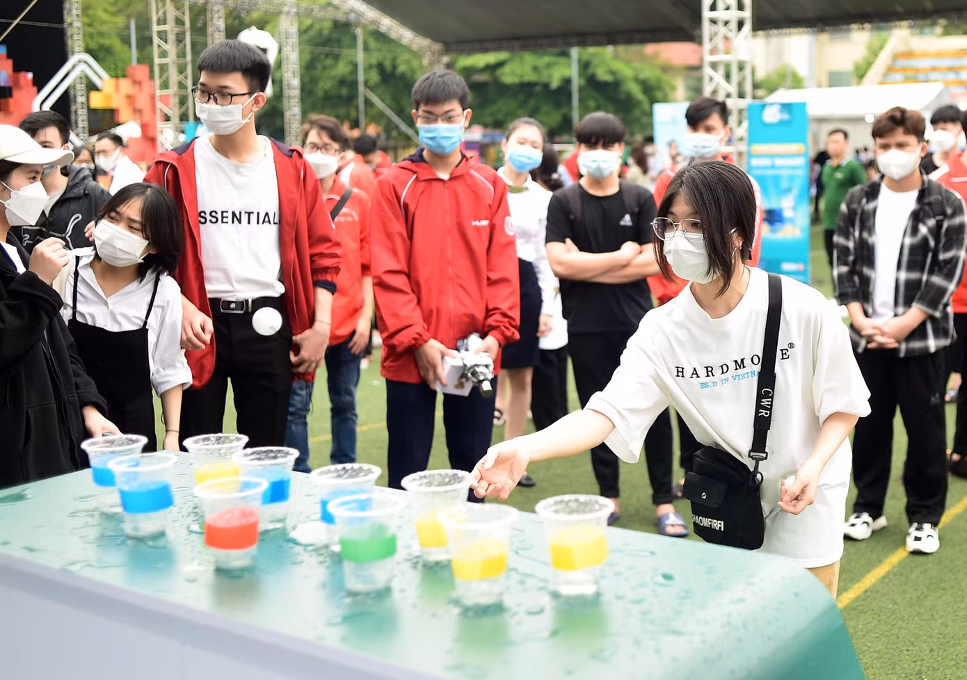 Ngoài ra, trong chương trình, các bạn trẻ còn được thử sức với nhiều trò chơi tại các gian hàng và nhận được những phần quà thú vị.