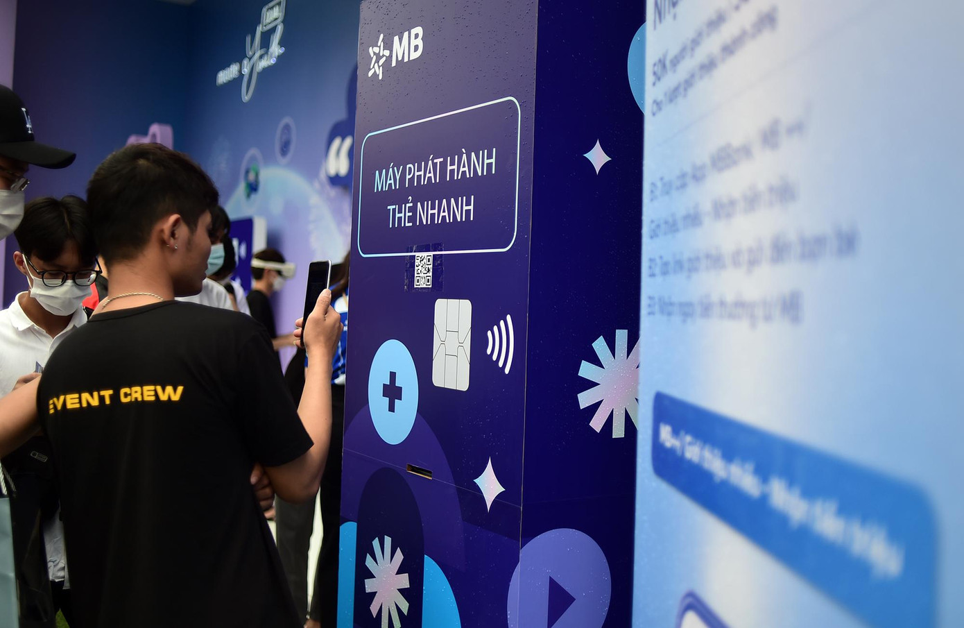 Ngô Đức Cường (năm thứ hai, trường ĐH Bách khoa Hà Nội) lần thứ hai đến 'Sóng Festival' – sự kiện chính của Ngày thẻ Việt Nam cho biết, cậu đã có thêm các trải nghiệm thanh toán một số mặt hàng bằng thẻ thay vì tiền mặt; đăng ký một tài khoản ngân hàng số. "Mình cảm thấy tiện lợi và an toàn khi dùng thẻ để thanh toán, thay vì phải đắn đo mang theo bao nhiều tiền mặt theo. Mình sẽ chia sẻ tiện ích của việc dùng thẻ, cũng như việc đăng ký mở tài khoản trực tuyến đến những người thân trong gia đình và xung quanh", Cường nói.