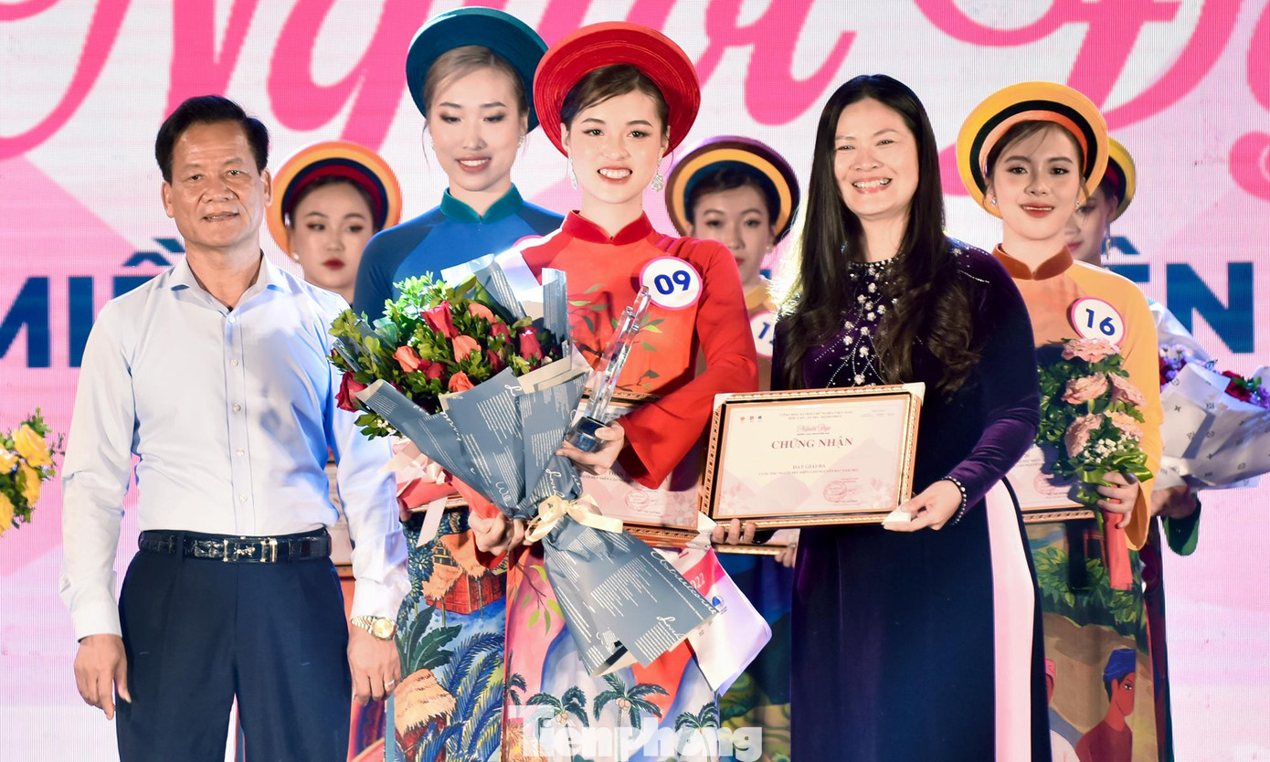 Ban Tổ chức trao giải Ba cho thí sinh Hoàng Diệu Linh