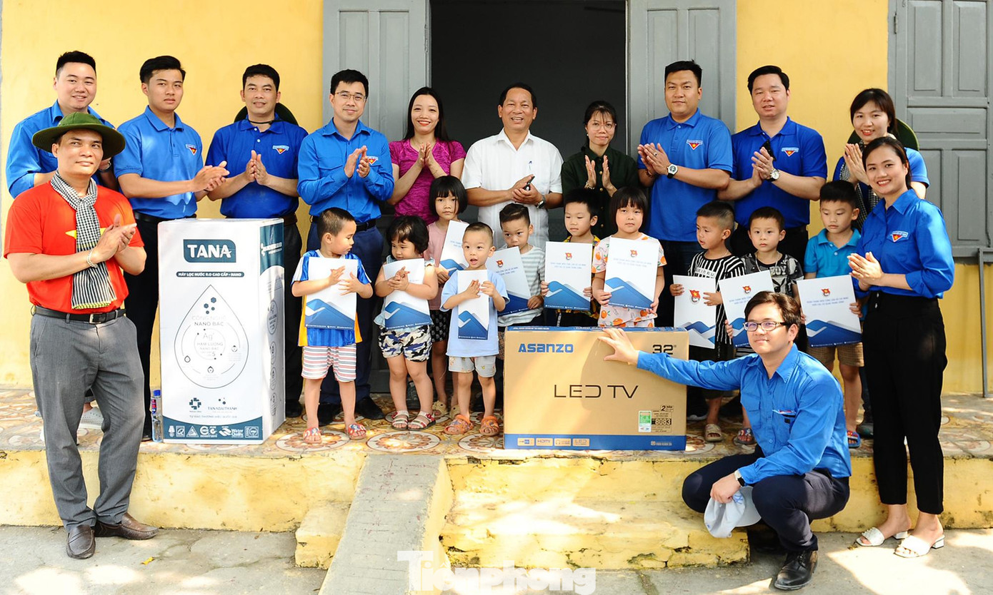 Đoàn Khối các cơ quan T.Ư và Đoàn Thanh niên Bộ Tài nguyên và Môi trường tặng quà trường mẫu giáo trên đảo Bạch Long Vĩ.