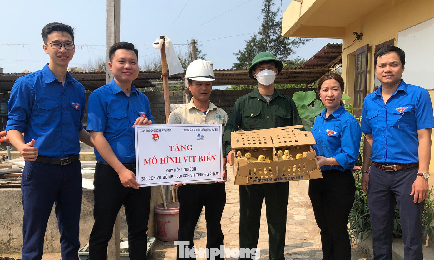 Tặng mô hình vịt biển cho người dân trên đảo.