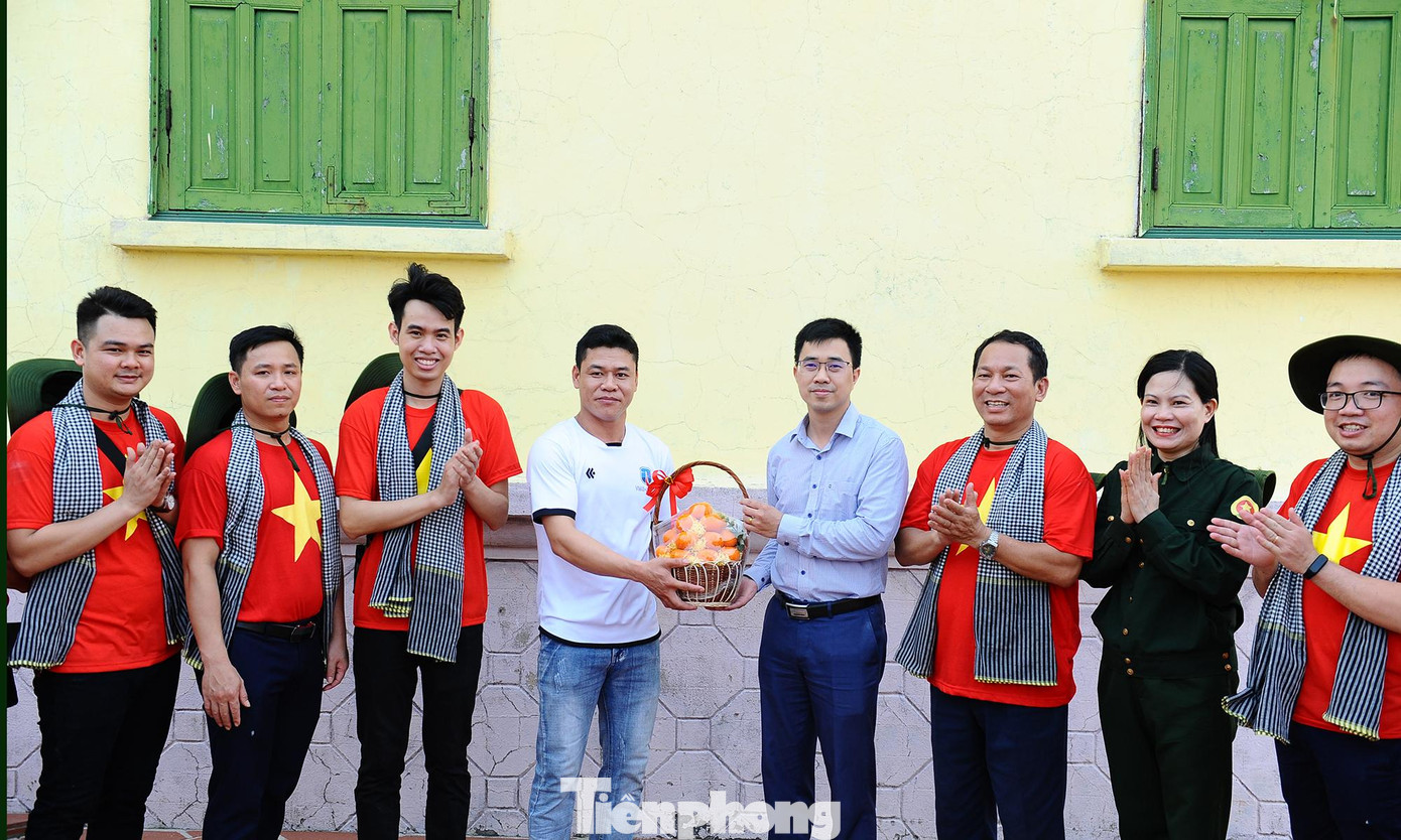 Anh Bùi Hoàng Tùng - Quyền Bí thư Đoàn Khối các cơ quan T.Ư tặng quà Trạm quản lý đèn biển Bạch Long Vĩ