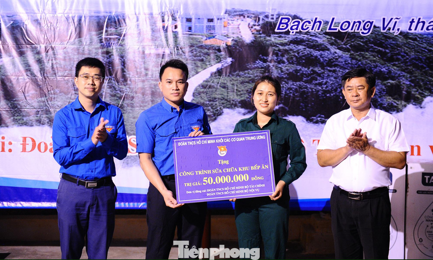 Hành trình tuổi trẻ hướng về biển đảo quê hương năm 2022 của tuổi trẻ Khối các cơ quan T.Ư hướng về Bạch Long Vĩ. Ảnh: Ban Tổ chức.