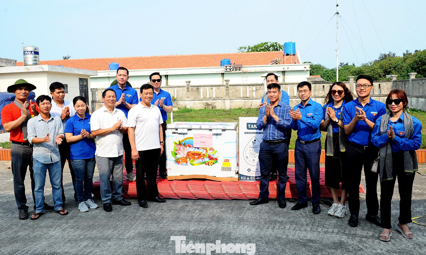 Đoàn tặng quà Trạm Khí tượng huyện đảo Bạch Long Vĩ