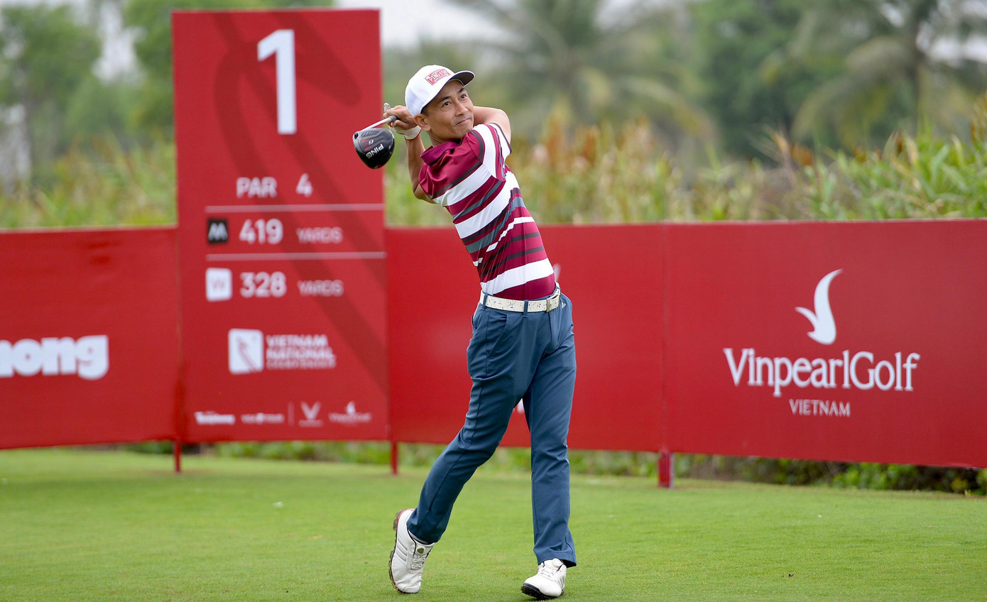 Khởi đầu cho ngày thi đấu mới, các vận động viên thể hiện sự tập trung và quyết tâm ngay từ điểm xuất phát bóng trên sân.