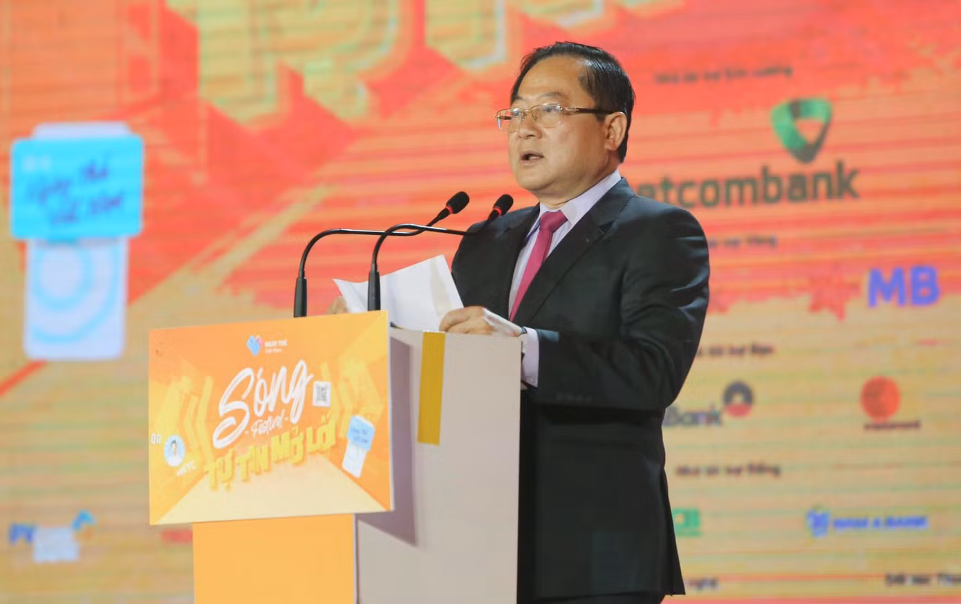 Nhà báo Lê Xuân Sơn phát biểu khai mạc chương trình. Ảnh: Duy Phạm