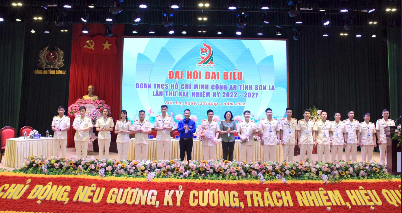 Ban Chấp hành Đoàn Thanh niên Công an tỉnh Sơn La nhiệm kỳ 2022 - 2027 ra mắt Đại hội. Ảnh: TĐSL.