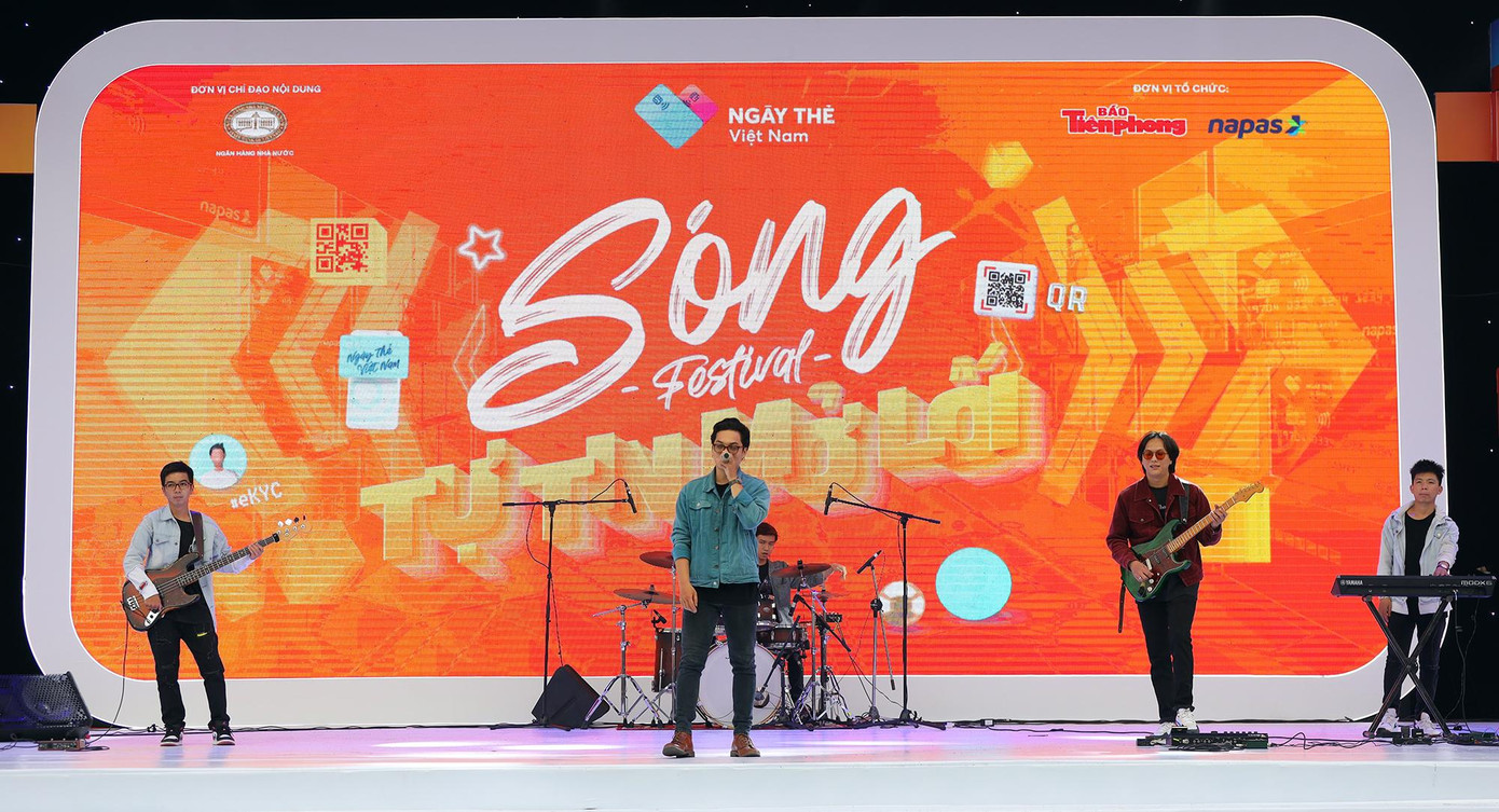 Khuấy động không khí trên sân khấu còn có 5 chàng trai ban nhạc Chillies. Họ đã ghi danh vào số các ban nhạc được yêu thích bậc nhất hiện nay; gặt hái thành công nhờ sự táo bạo, dám thử thách bản thân ở nhiều thể loại âm nhạc khác lạ.