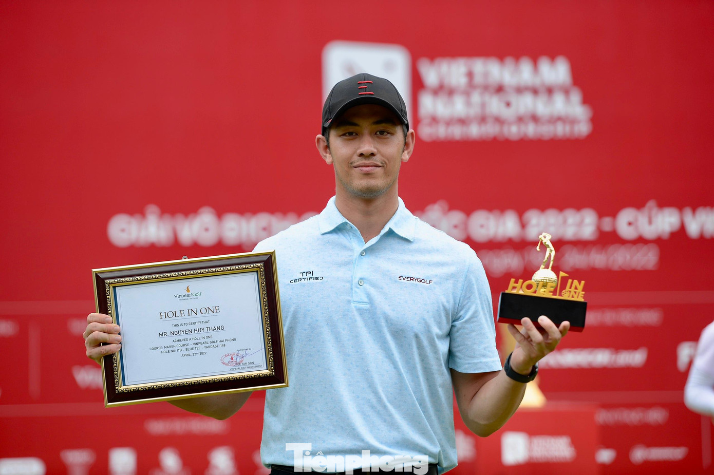Vận động viên Nguyễn Huy Thắng nhận cúp và giấy chứng nhận ghi điểm hole in one ở Giải Vô địch Golf Quốc gia 2022 – Cúp VinFast. Vận động viên Nguyễn Huy Thắng nhận cúp và giấy chứng nhận ghi điểm hole in one ở Giải Vô địch Golf Quốc gia 2022 – Cúp VinFast.