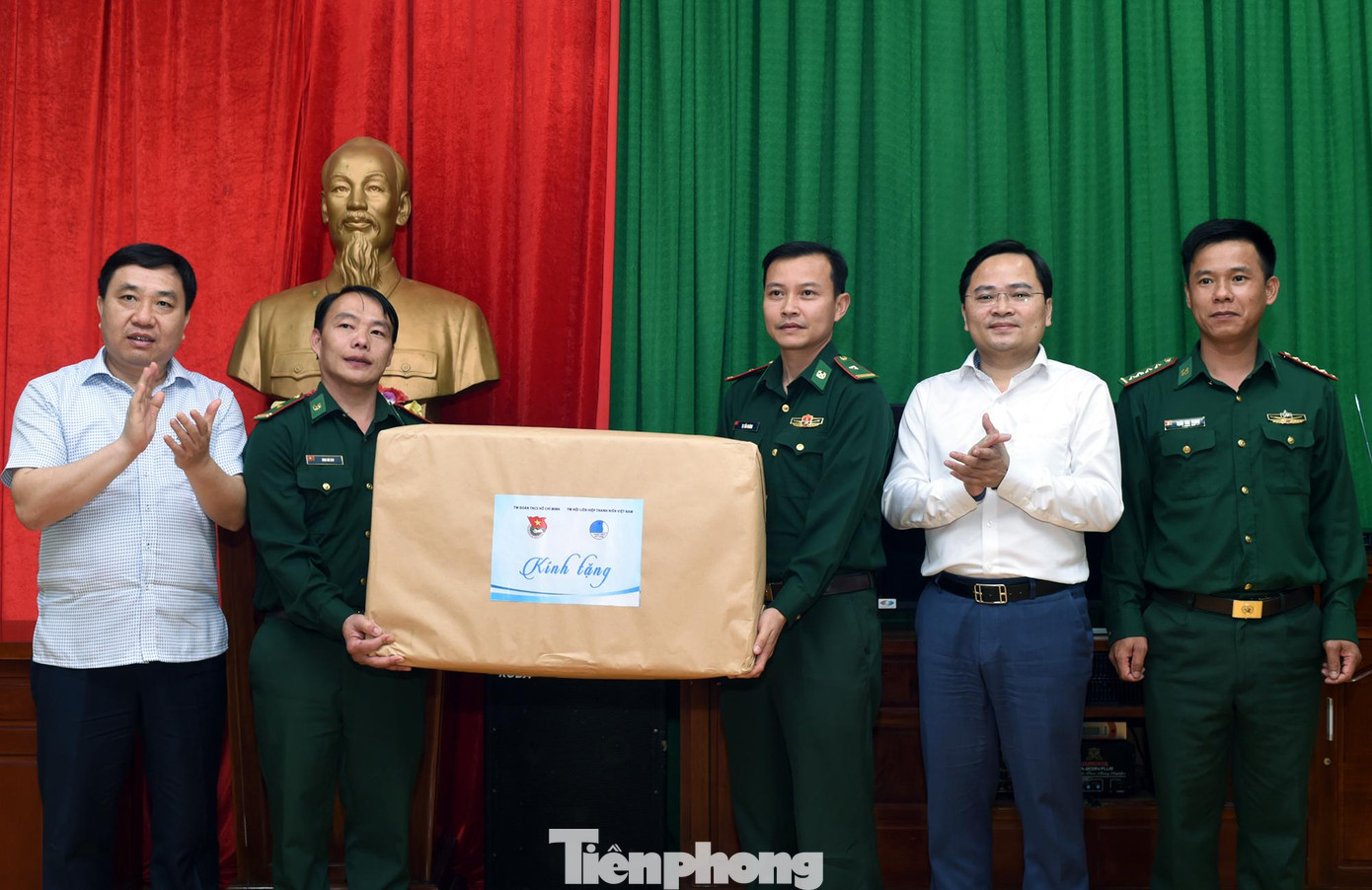 Anh Nguyễn Anh Tuấn và ông Nguyễn Mạnh Dũng tặng khẩu trang tới Đồn BP Xín Cái. Ảnh: Xuân Tùng