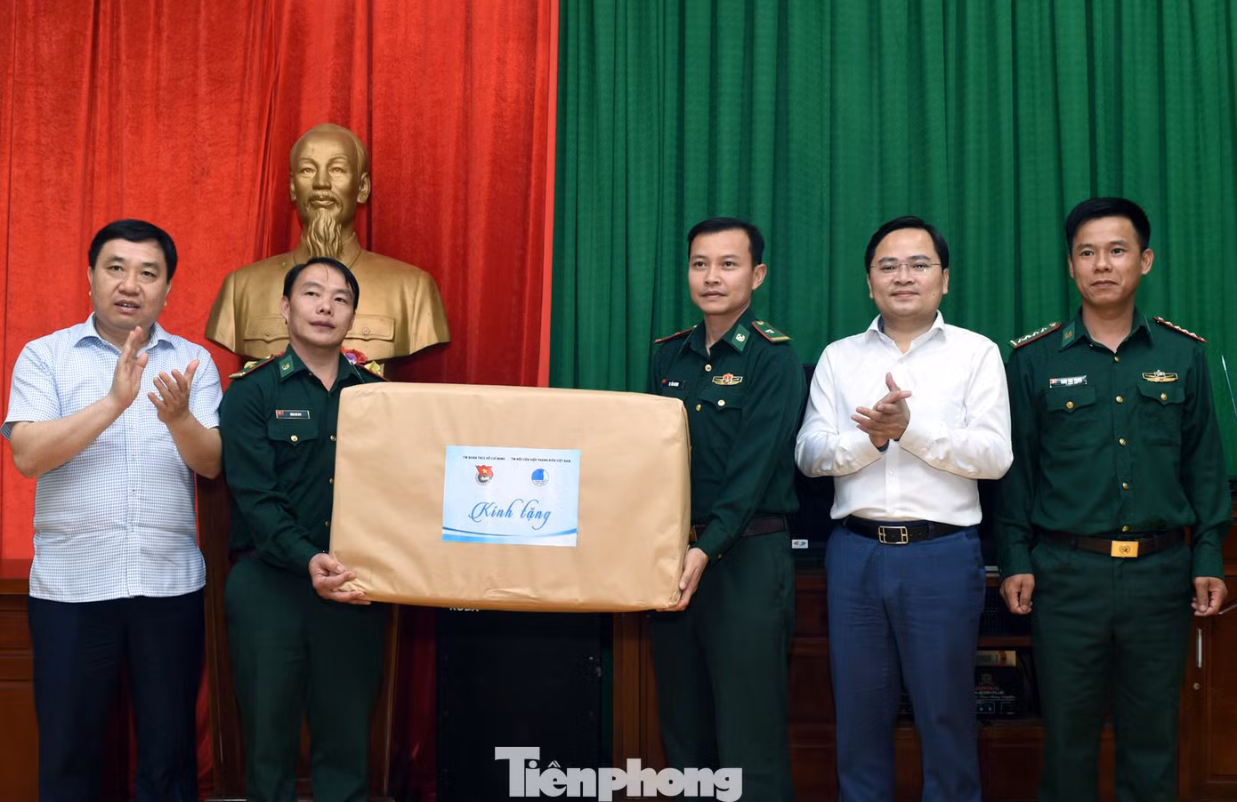 Anh Nguyễn Anh Tuấn và ông Nguyễn Mạnh Dũng tặng khẩu trang tới Đồn BP Xín Cái. Ảnh: Xuân Tùng
