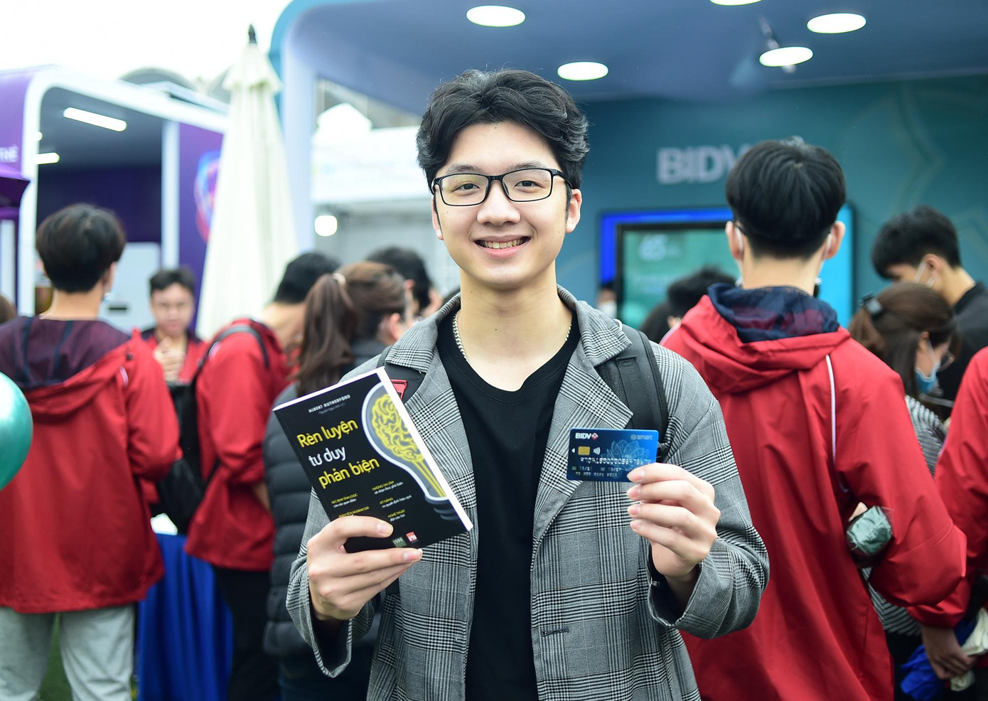 Sinh viên Vũ Hữu Hồng Quân trải nghiệm mua sắm tại 'Sóng Festival'.