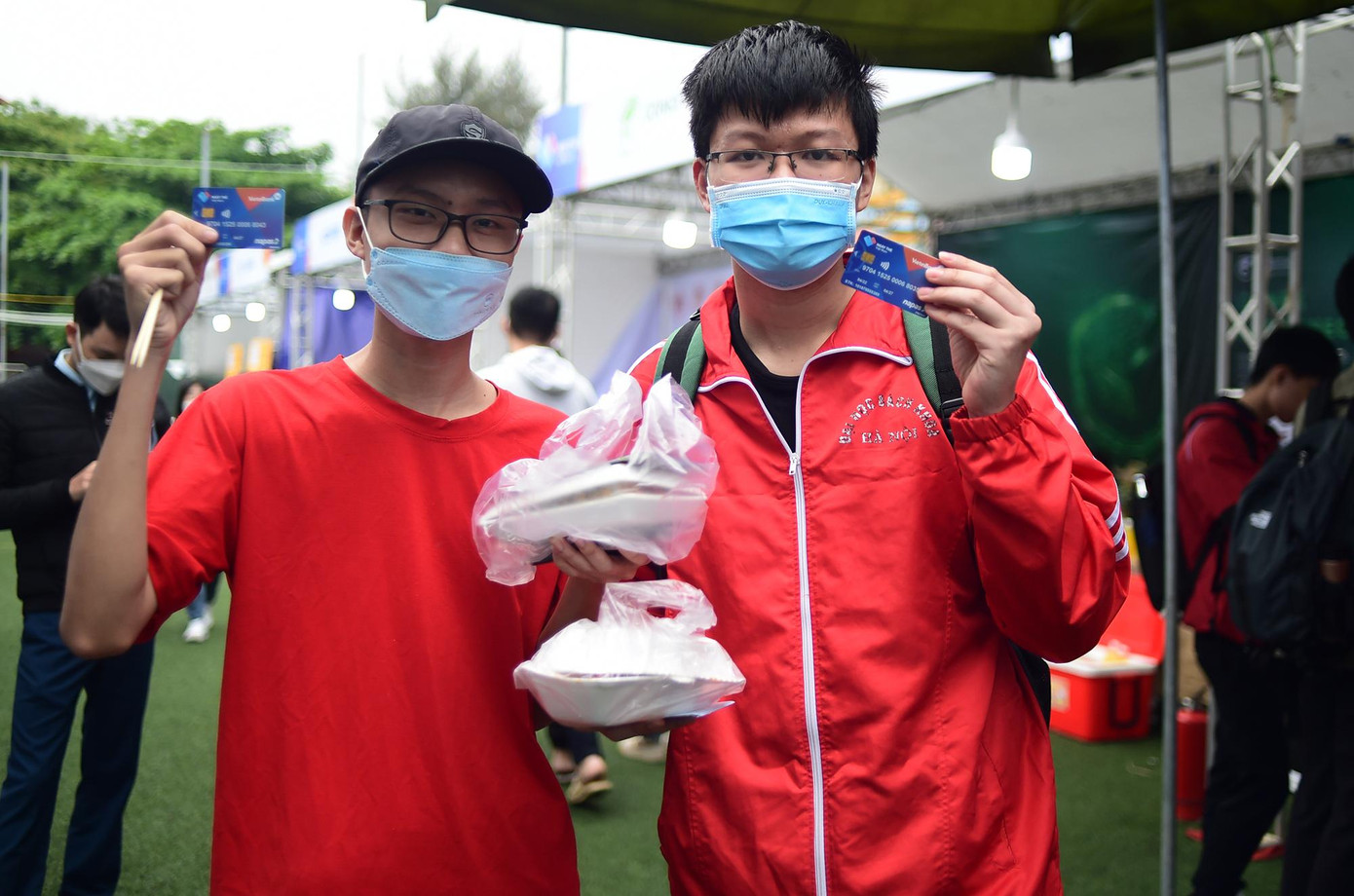 Văn Tiến và Minh Nguyên đã lựa chọn được những đồ ăn ưa thích và thanh toán bằng thẻ chip.