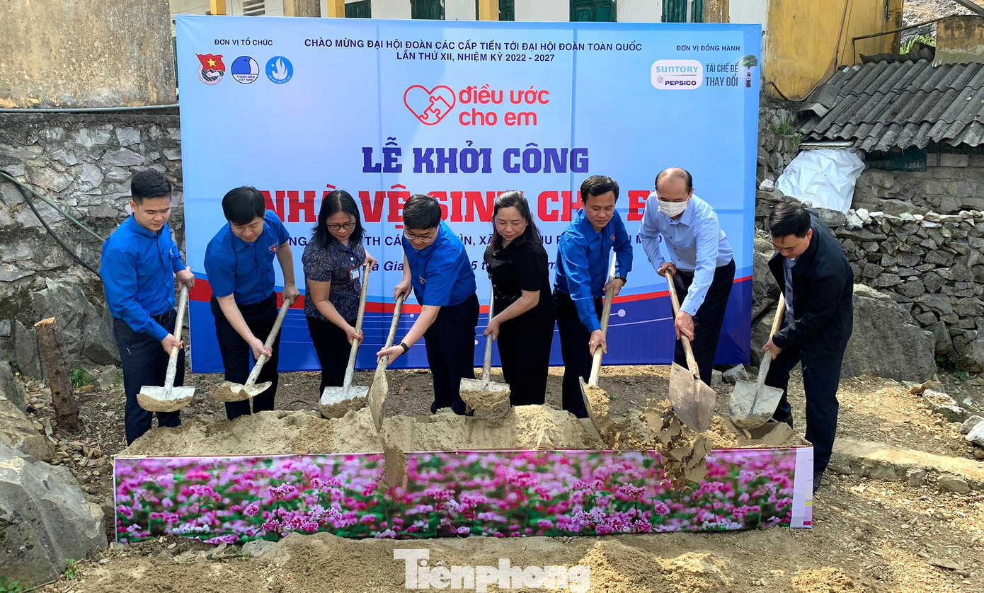 Các đại biểu khởi công công trình "Nhà vệ sinh cho em" tặng trường Tiểu học xã Cán Chu Phìn.