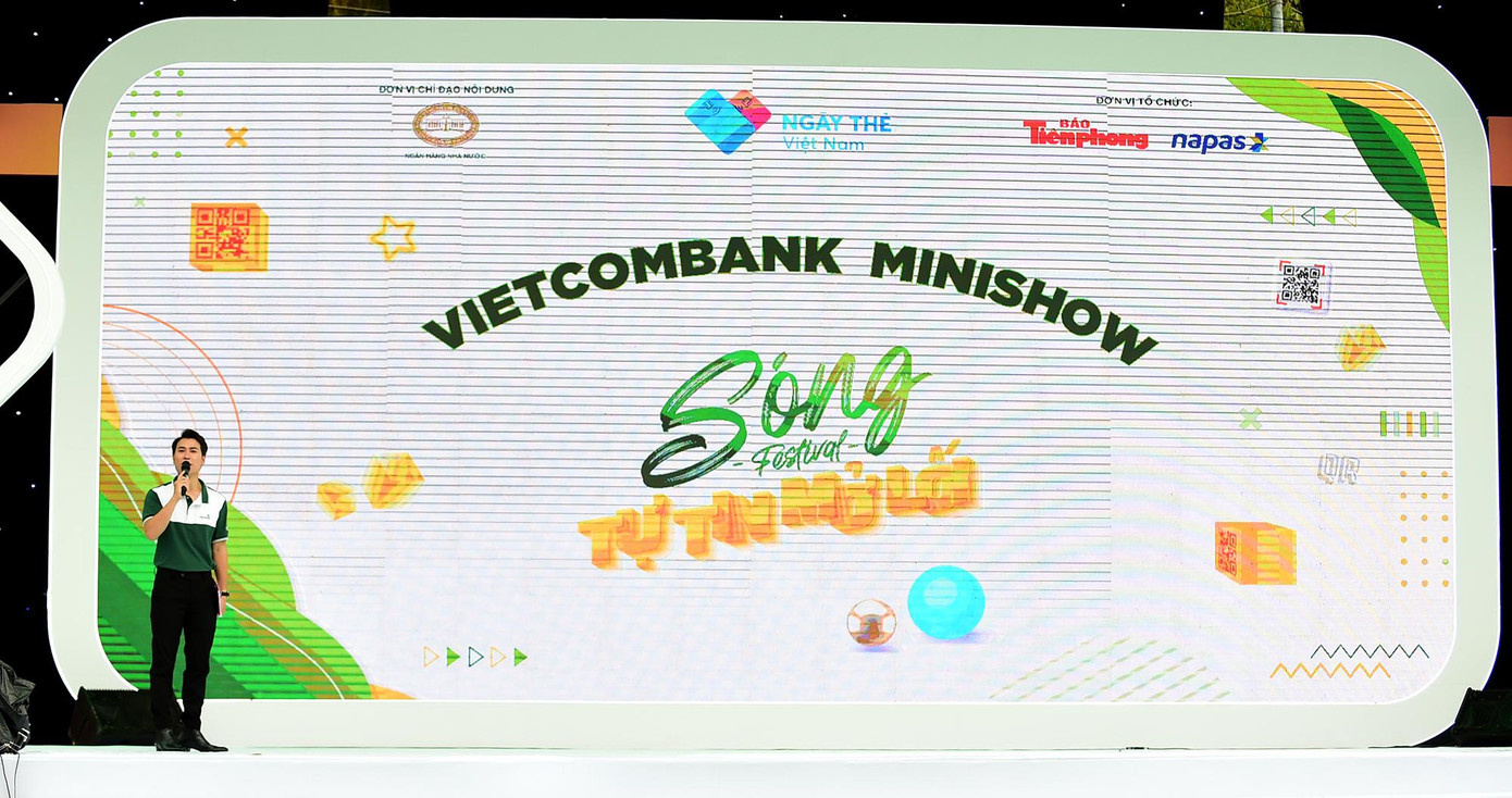 Trong chương trình sáng 16/4, các bạn trẻ không chỉ hòa vào không gian âm nhạc sôi động mà còn tham gia nhiều trò chơi, hoạt động trải nghiệm. Trong đó, có phần đố vui có thưởng của Vietcombank.