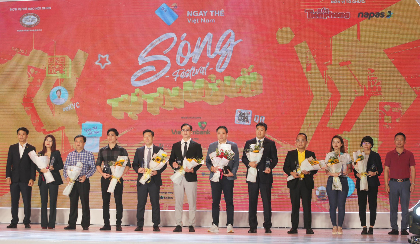 Ban Tổ chức Ngày Thẻ Việt Nam tặng kỷ niệm chương cho các nhà tài trợ. Ảnh: Duy Phạm Ban Tổ chức Ngày Thẻ Việt Nam tặng kỷ niệm chương cho các nhà tài trợ. Ảnh: Duy Phạm