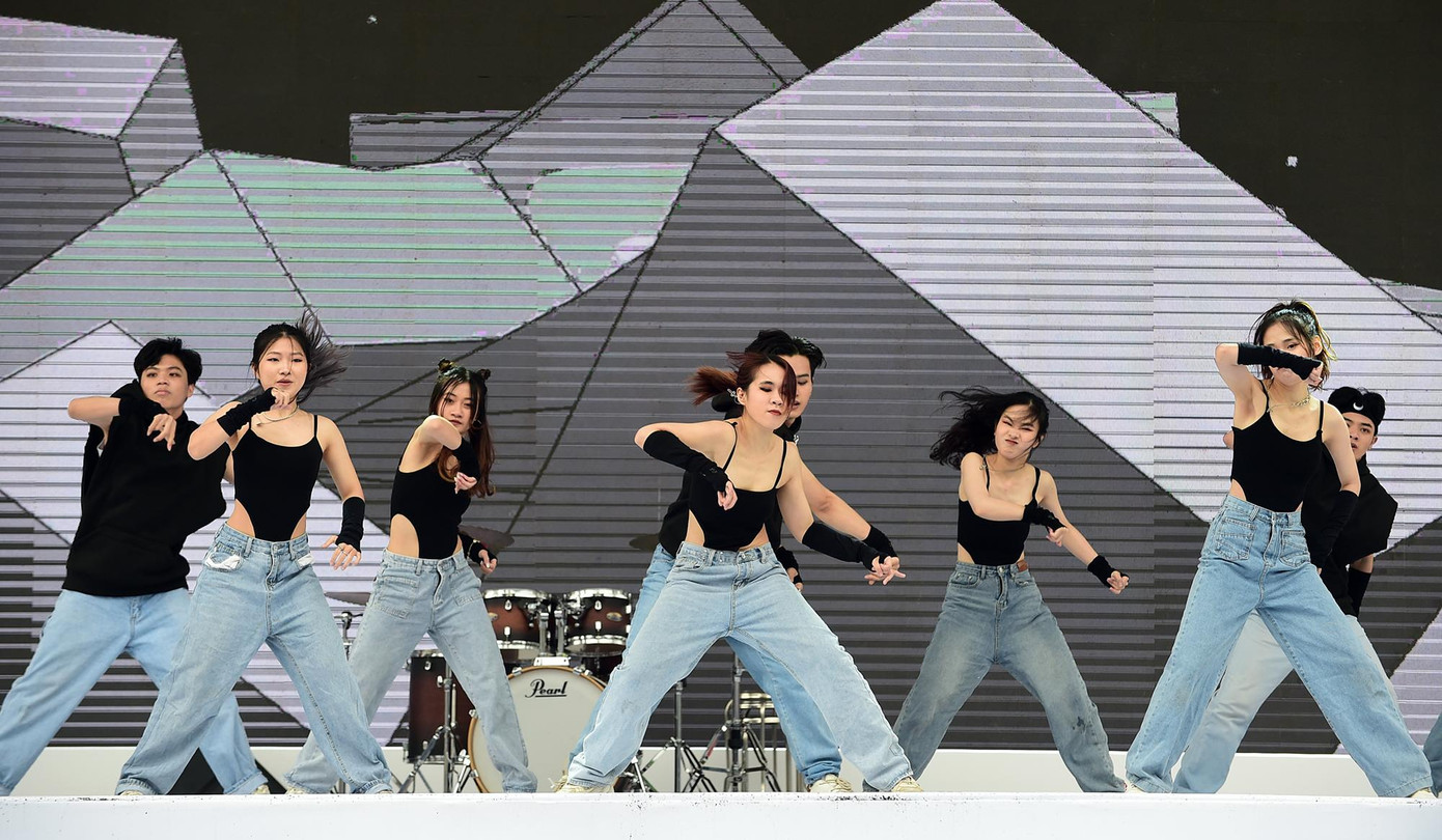 Các tiết mục văn nghệ của sinh viên được đầu tư, không kém phần chuyên nghiệp đã khuấy động chương trình.