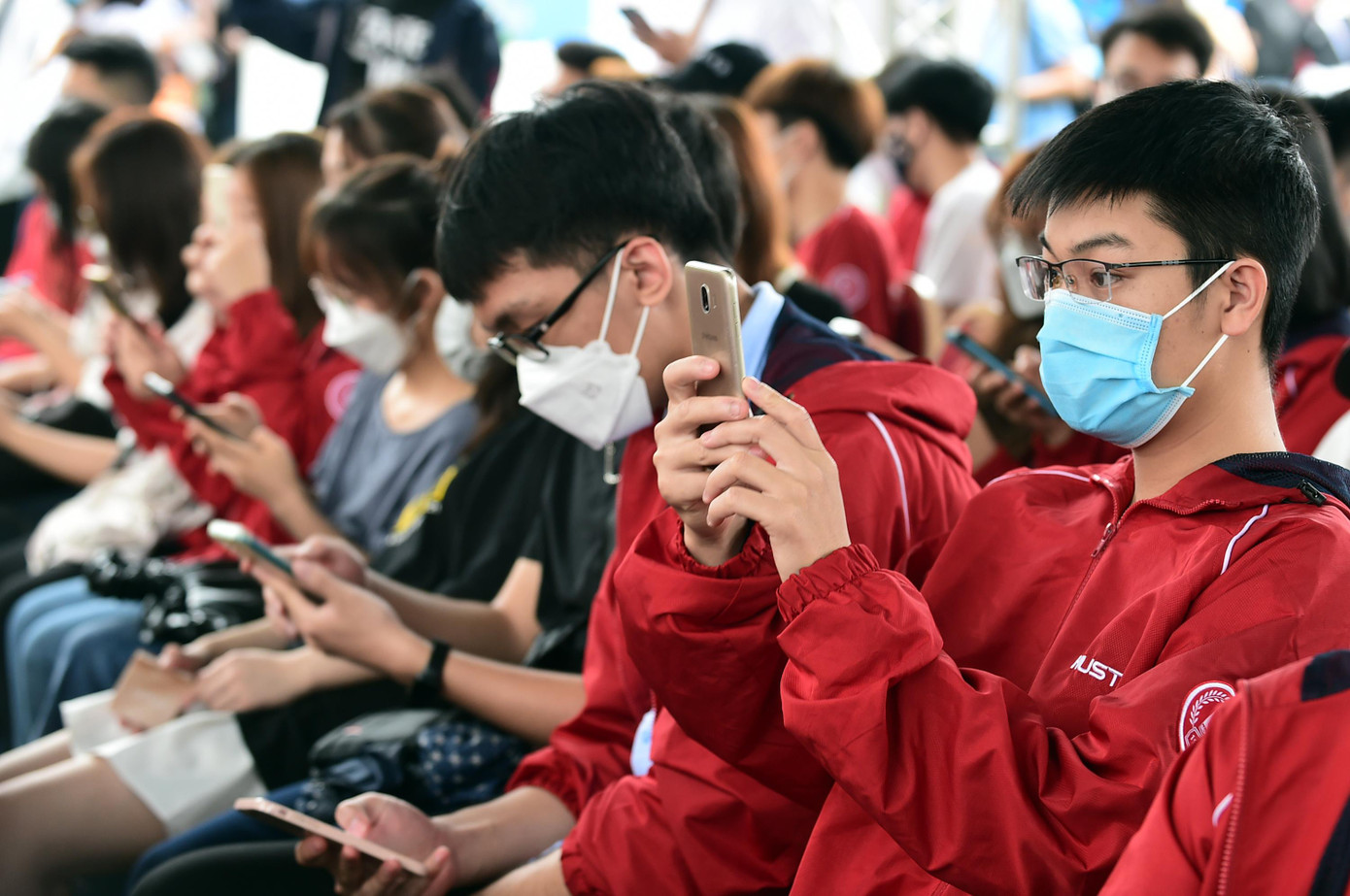 Các bạn sinh viên đã hào hứng sử dụng điện thoại tải ứng dụng để tham gia trò đố vui có thưởng này, thông qua việc lựa chọn đáp án đối với các câu hỏi trắc nghiệm. (Ảnh: Xuân Tùng)