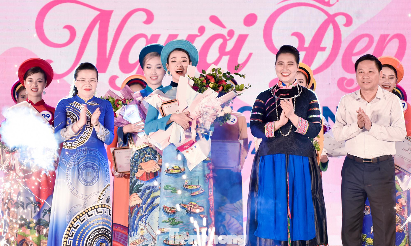 Ban Tổ chức trao giải nhất hội thi cho thí sinh Tạ Thùy Trang