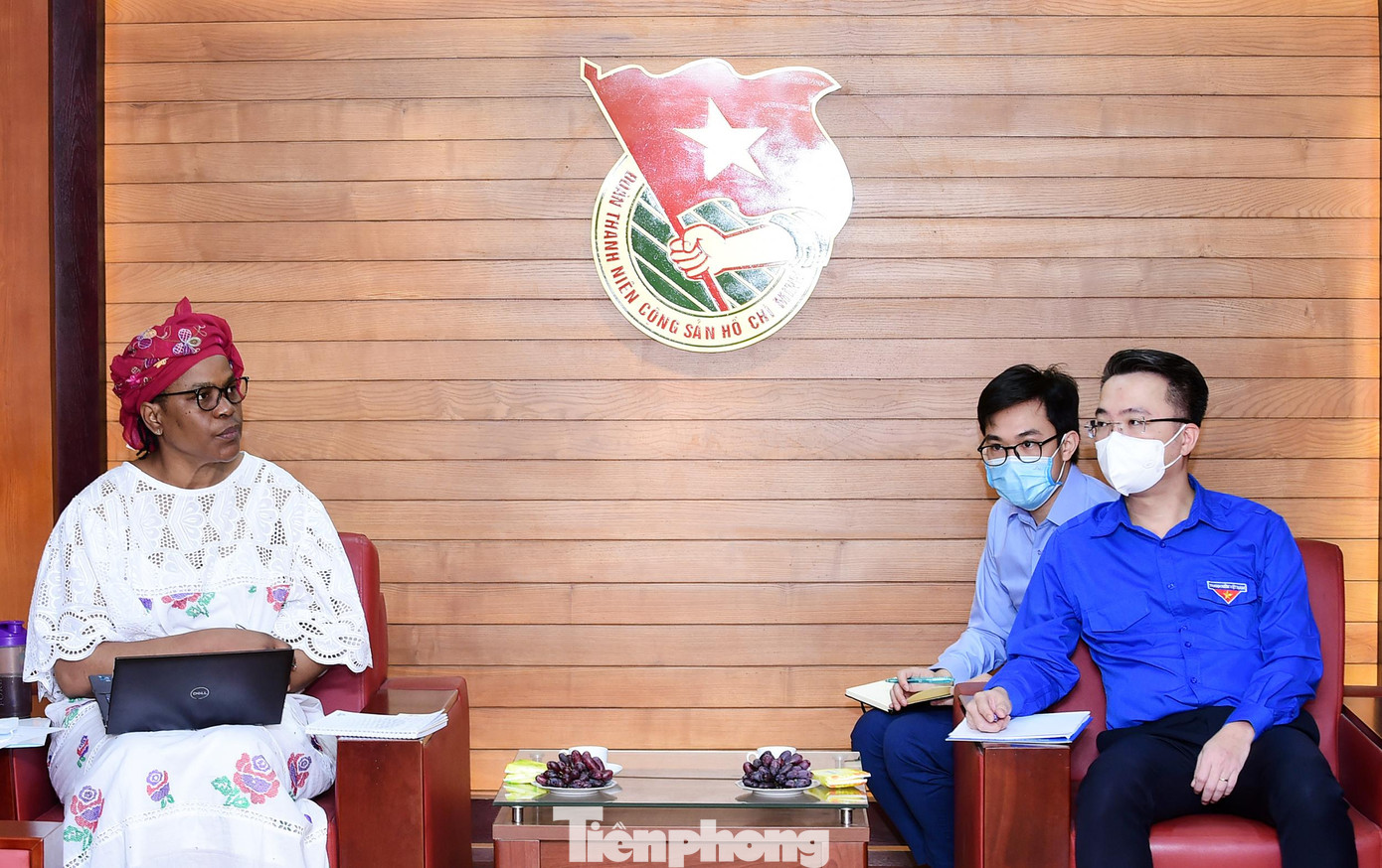 Anh Nguyễn Tường Lâm và bà Louisette Renée Thobi Etame - Ndedi trao đổi tại buổi tiếp. Ảnh: Xuân Tùng Anh Nguyễn Tường Lâm và bà Louisette Renée Thobi Etame - Ndedi trao đổi tại buổi tiếp. Ảnh: Xuân Tùng