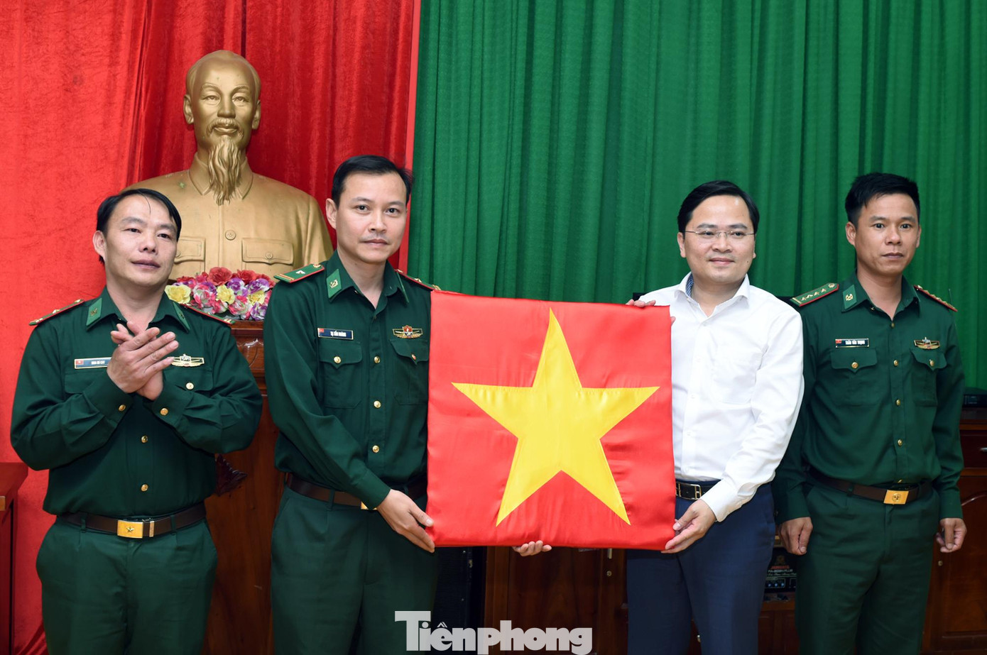 Bí thư thứ nhất T.Ư Đoàn Nguyễn Anh Tuấn tặng cờ Tổ quốc tới Đồn Biên phòng Xín Cái. Ảnh: Xuân Tùng