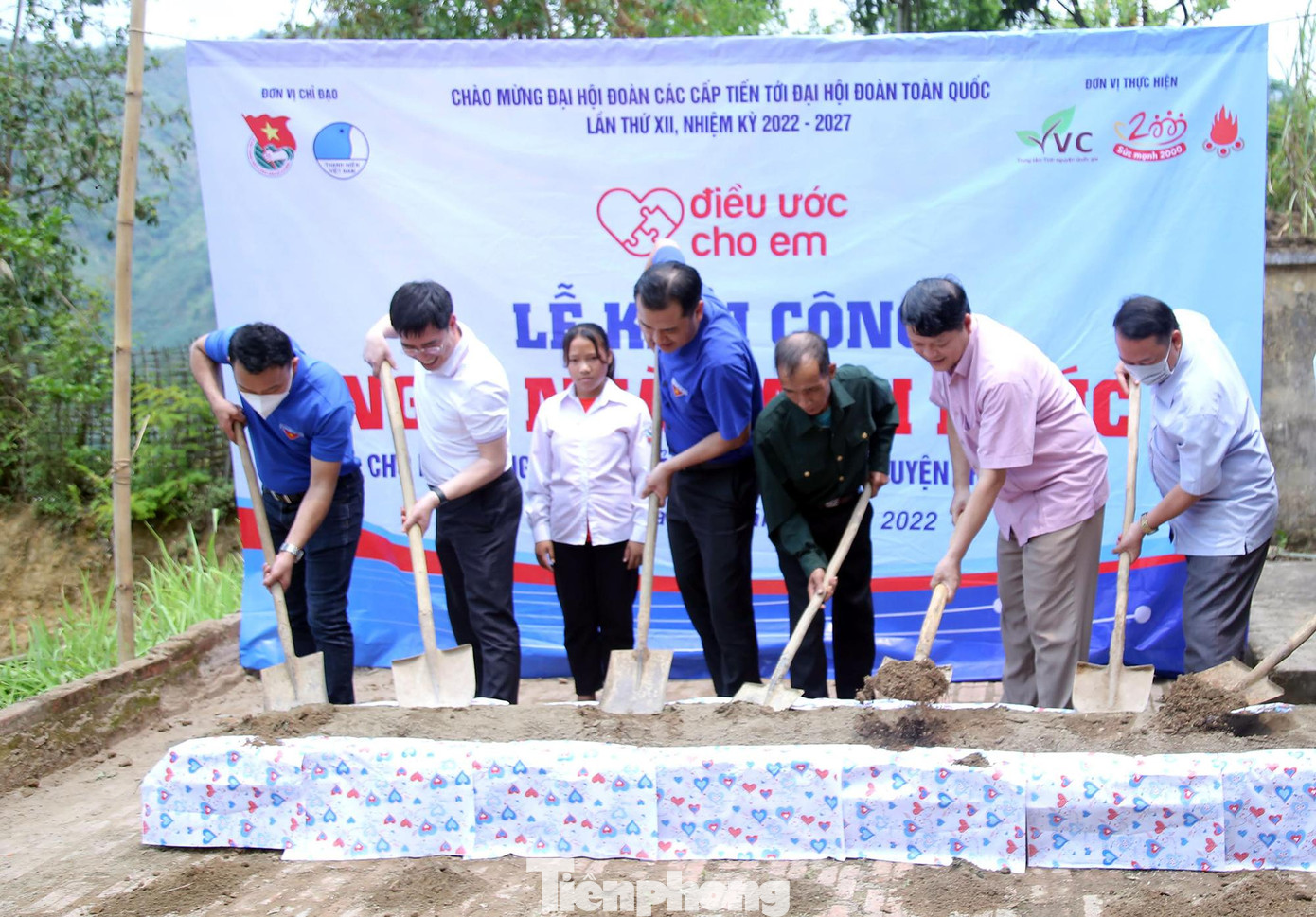 Đại diện T.Ư Hội LHTN Việt Nam, chính quyền địa phương và các đơn vị liên quan khởi công xây dựng “Ngôi nhà hạnh phúc” tặng gia đình em Quàng Thị Hiền (thứ 3 từ trái sang trong ảnh).