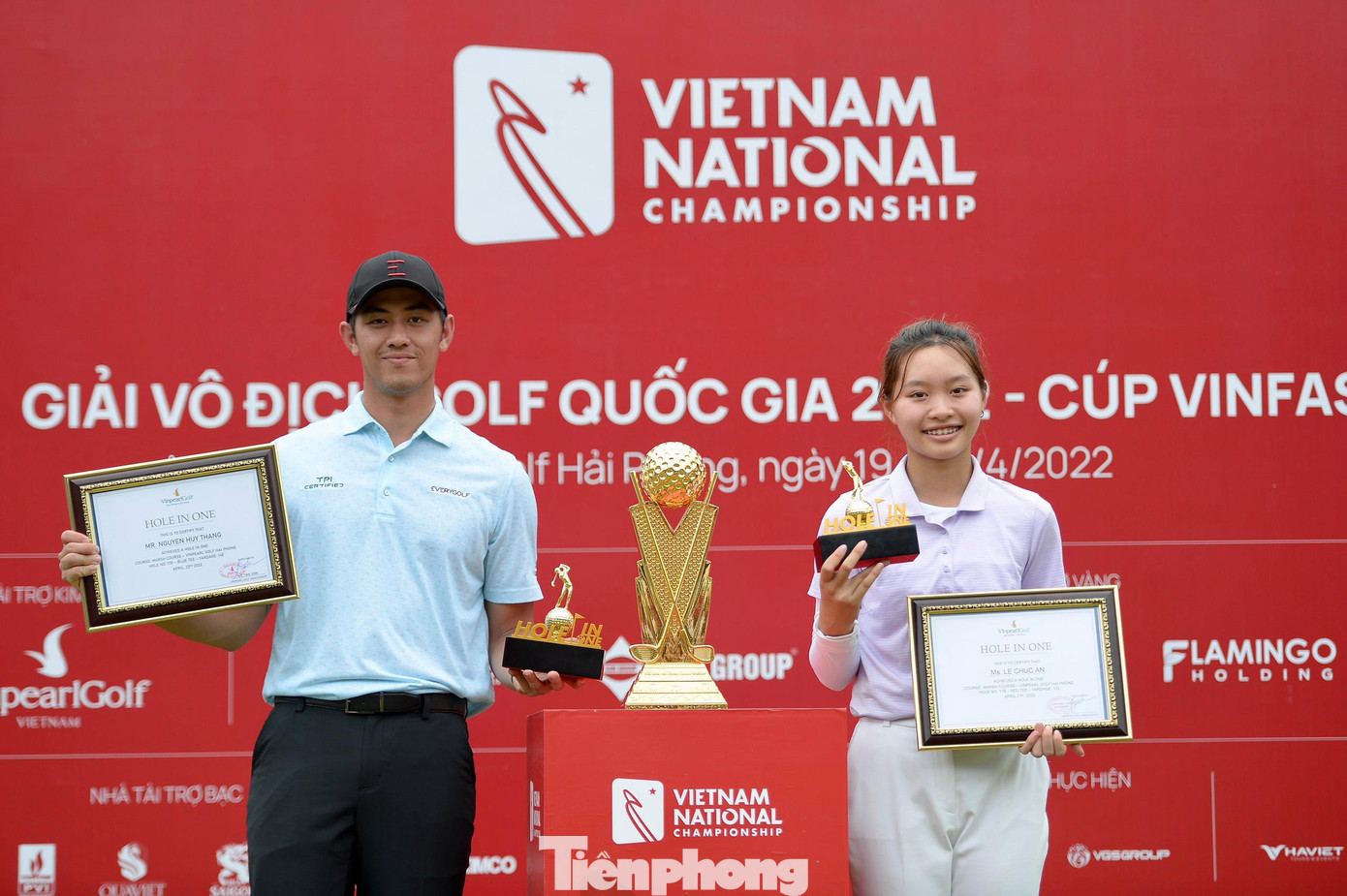 Nguyễn Huy Thắng và Lê Chúc Anh là hai vận động viên ghi điểm hole in one tại Giải Vô địch Golf Quốc gia 2022 – Cúp VinFast. Nguyễn Huy Thắng và Lê Chúc Anh là hai vận động viên ghi điểm hole in one tại Giải Vô địch Golf Quốc gia 2022 – Cúp VinFast.