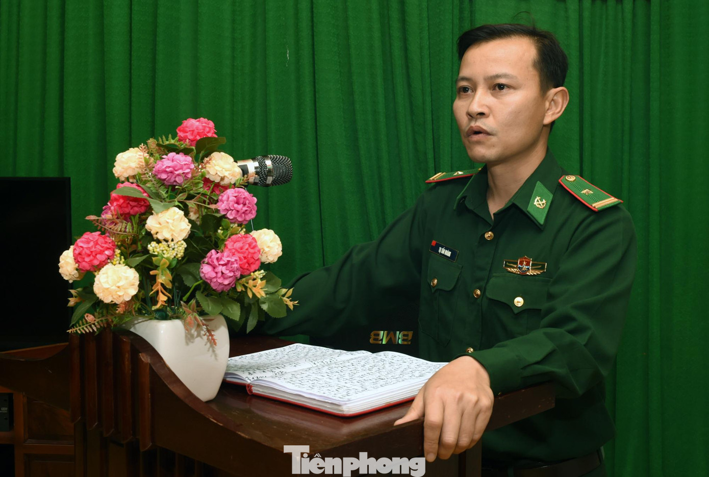 Thiếu tá Tạ Tấn Hoàng báo cáo tại chương trình. Ảnh: Xuân Tùng