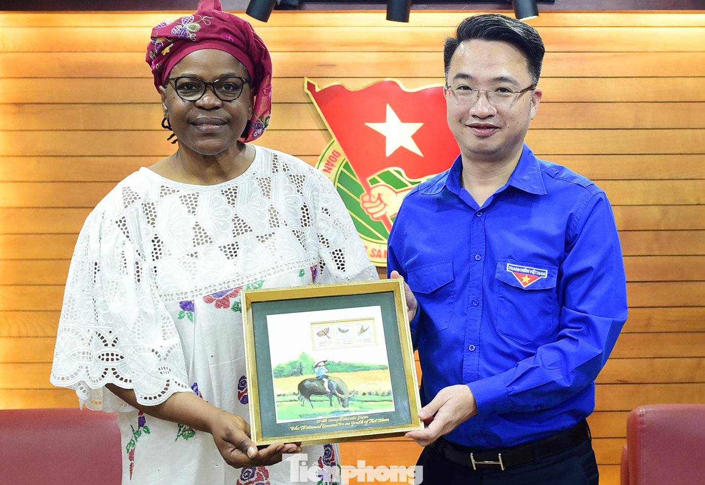 Anh Nguyễn Tường Lâm tặng quà Louisette Renée Thobi Etame - Ndedi. Ảnh: Xuân Tùng Anh Nguyễn Tường Lâm tặng quà Louisette Renée Thobi Etame - Ndedi. Ảnh: Xuân Tùng