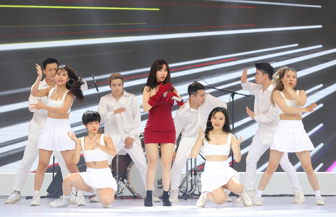 Ca sĩ Min sở hữu một giọng ca ngọt ngào, giàu cảm xúc luôn ghi dấu với những sản phẩm âm nhạc đầy chất lượng, hình ảnh đẹp mắt vừa hiện đại xen lẫn lãng mạn.