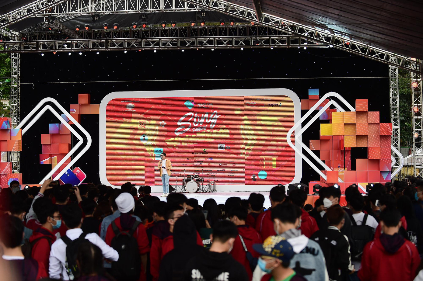 Chiều 17/4, Khu vực sân khấu chính tiếp tục thu hút sự chú ý của đông đảo các bạn trẻ đến tham gia 'Sóng Festival' - Ngày Thẻ Việt Nam lần thứ 2, với những hoạt động sôi động từ các tiết mục văn nghệ và thử thách trắc kiến thức bằng những câu hỏi trắc nghiệm.