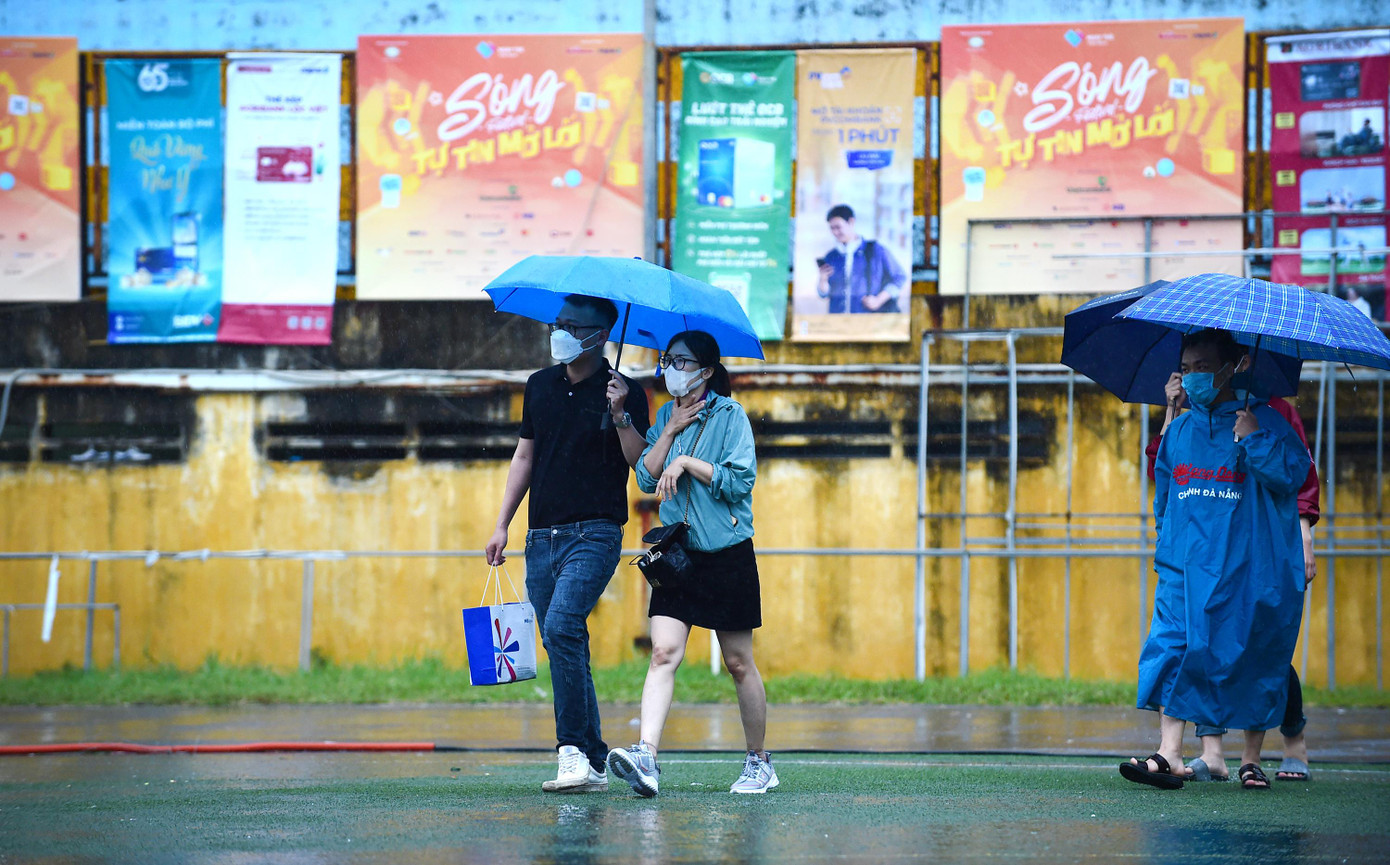 Trong buổi sáng 16/4, thời tiết mưa lớn nhưng các bạn sinh viên đã sớm có mặt tại sân vận động Bách Khoa - nơi diễn ra 'Sóng Festival' – sự kiện chính của Ngày thẻ Việt Nam lần 2.