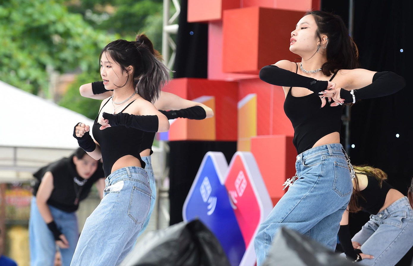 Trong đó, CLB Sinh viên trường ĐH Kinh tế Quốc dân mang đến vũ điệu "Thái độ", sinh viên trường ĐH Bách khoa Hà Nội biểu diễn vũ điệu học đường; sinh viên trường ĐH Luật Hà Nội với nhảy Step Back...