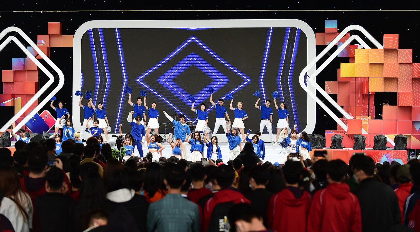 Ngân hàng Thương mại Cổ phần Quân đội (MB Bank) cũng góp phần khuấy động chương trình bằng vũ điệu trẻ trung. Đồng thời, tạo ra sân chơi hấp dẫn với những câu hỏi trắc nghiệm kiến thức, trò chơi vận động nhận được nhiều sự hưởng ứng của khán giả.