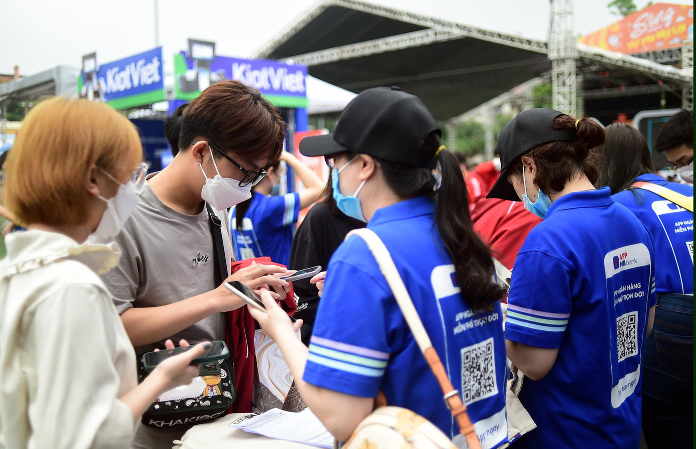 Tại Lễ hội 'Sóng Fesival', sinh viên được tiếp cận và trải nghiệm thực tế những thành tựu trong công cuộc chuyển đổi số ngành Ngân hàng, thể hiện qua các phương thức thanh toán và công nghệ số đa dạng của ngân hàng.