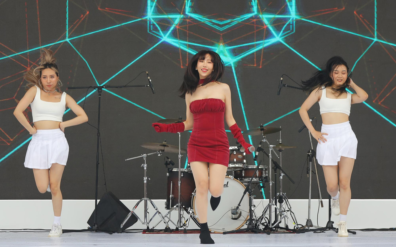 Min sở hữu những ca khúc đình đám như Bài này chill phết, Vì yêu cứ đâm đầu, Ghen... và vừa tung MV mới Cà phê mang tinh thần lạc quan, tích cực giữa thời “bão xì-căng-đan” trên khắp mạng xã hội. Cô cũng nhận được rất nhiều giải thưởng lớn mỗi năm trong lễ trao giải We Choice Awards hay Zing Music Awards.