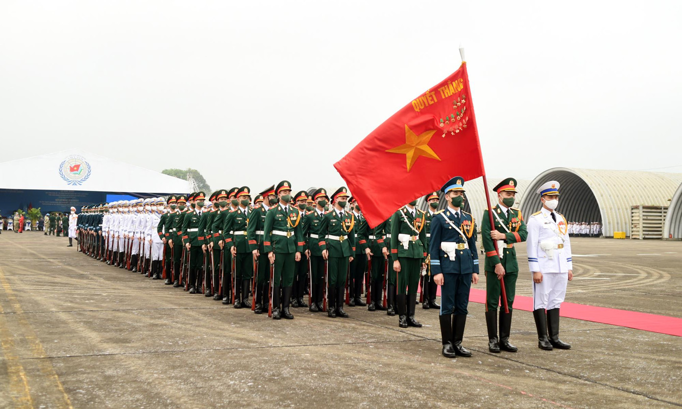 Đoàn Nghi lễ Quân đội đón Chủ tịch nước với nghi thức cao nhất tại sân bay quân sự thuộc Sư đoàn Không quân 371, sáng 27/4