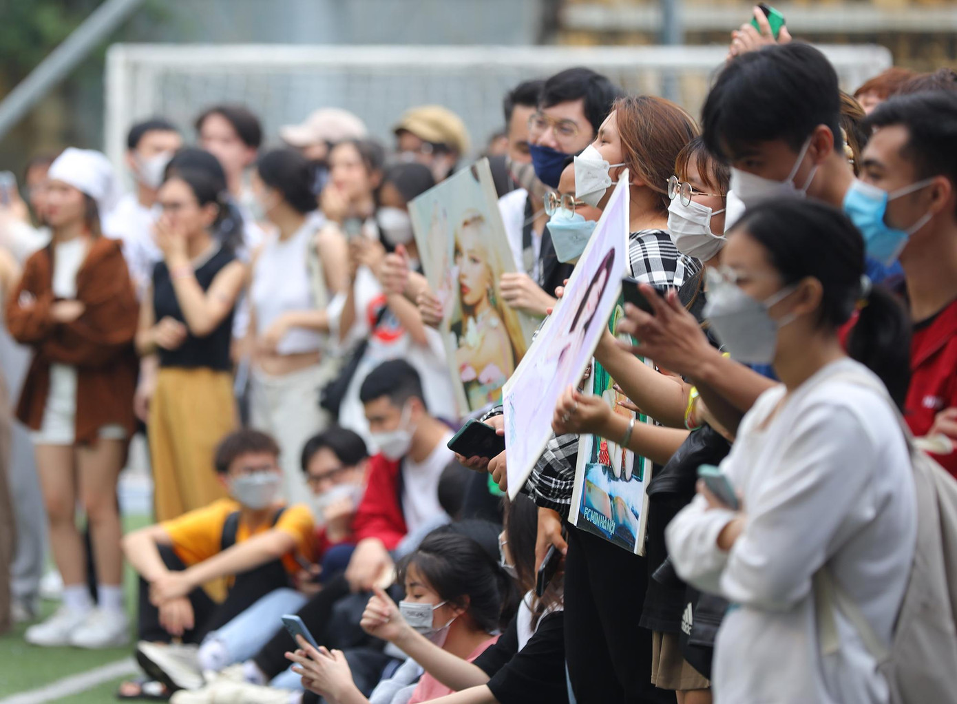 Sự góp mặt của Min tại 'Sóng Festival' làm bùng nổ sân khấu buổi chiều, với hàng nghìn sinh viên tham dự.